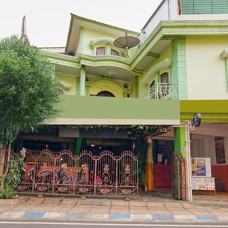 Oyo Life 3103 Opo Homestay & Kost Malang Exterior foto
