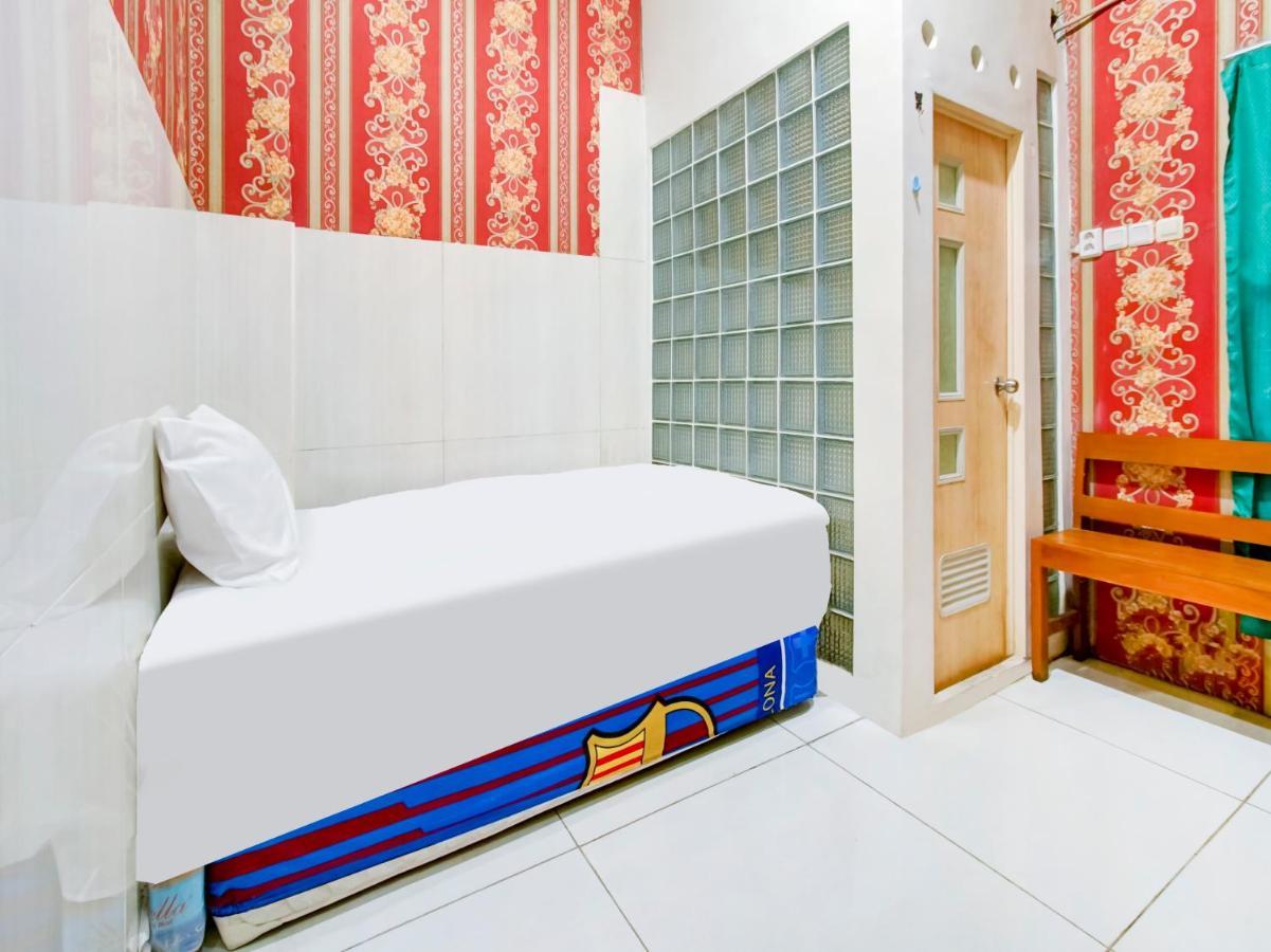 Oyo Life 3103 Opo Homestay & Kost Malang Exterior foto