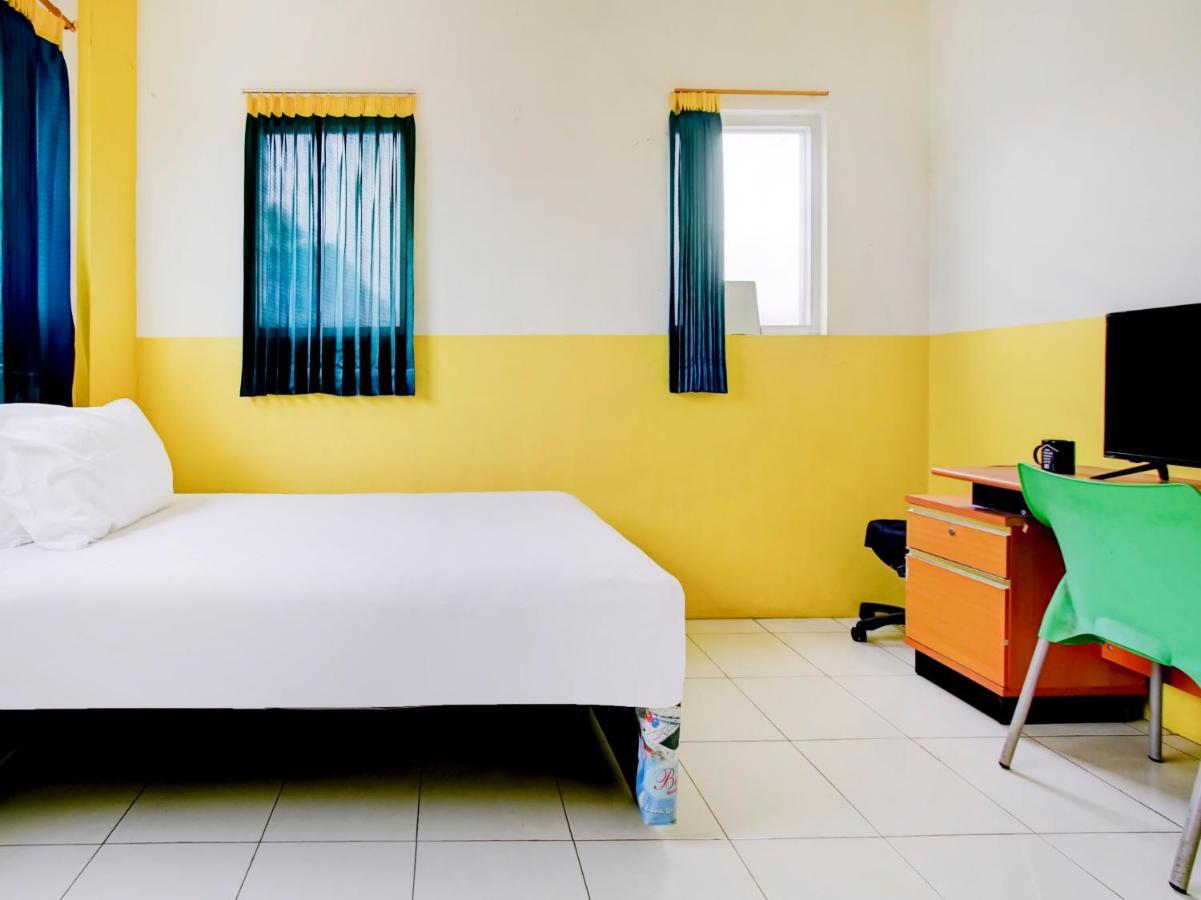 Oyo Life 3103 Opo Homestay & Kost Malang Exterior foto